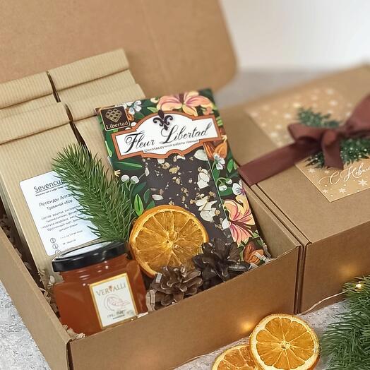 Новогодний набор чая с шоколадом и мармеладом