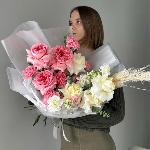 Авторский букет с пионовидный розой и маттиолой (169)