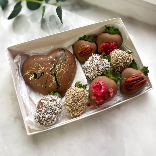 Сердце с дубайское и клубникой в шоколаде