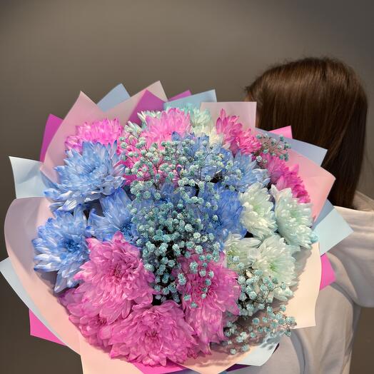 Ramo de crisantemos de colores y gypsophila