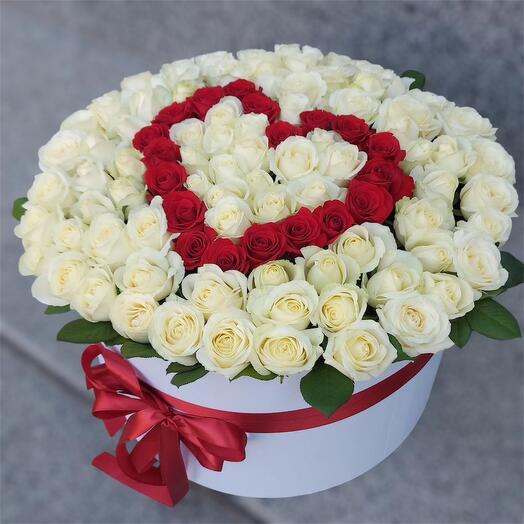 Букет из красных и белых роз сердце в шляпной коробке