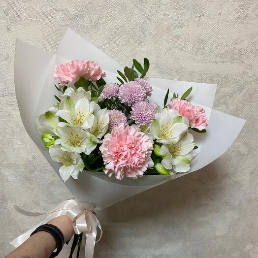 Нежный букет с розовыми диантусами и белой альстромерией💕