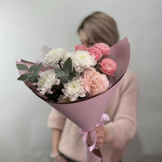 Ramo de rosas arbustivas con crisantemo y Dianthus