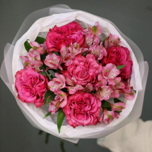 Peony-shaped roses and alstroemeria