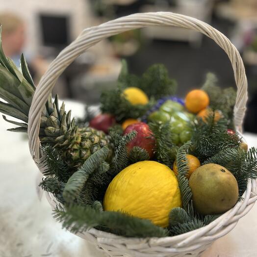 Большая корзина с фруктами