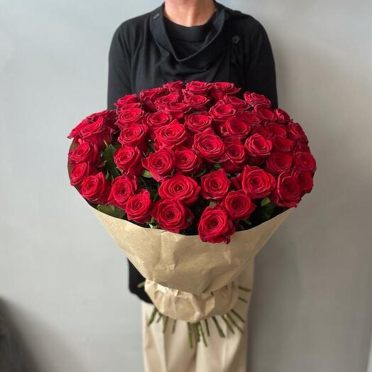 51 ароматная алая роза в крафте 60см