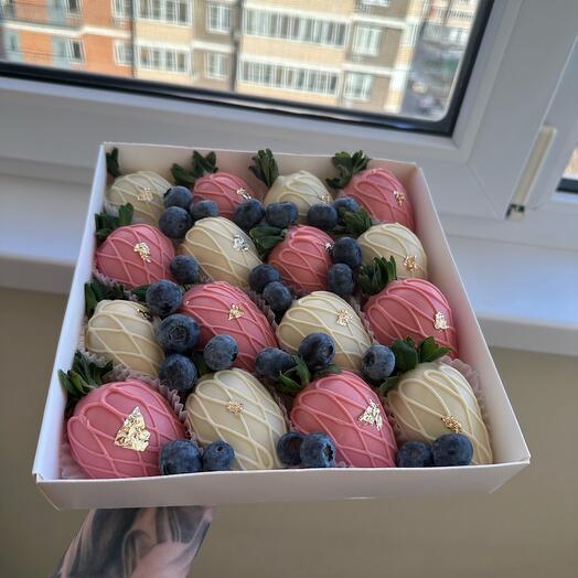 Клубника в шоколаде с голубикой для подруги на день рождение «Розовито»