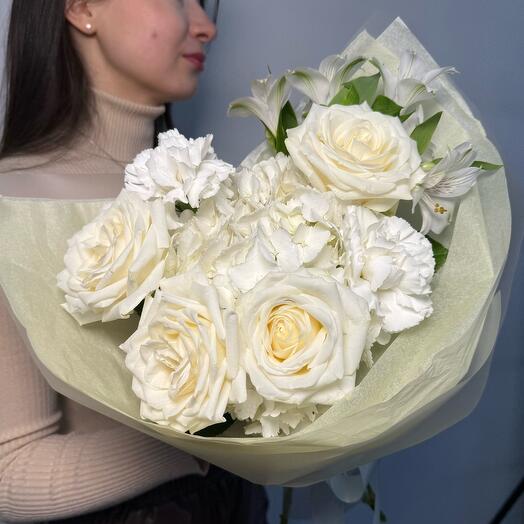 Авторский букет ( гортензии, диантус, розы белые, альстромерия)