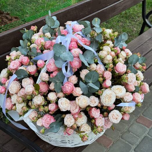 Кустовые пионовидные розы в корзине