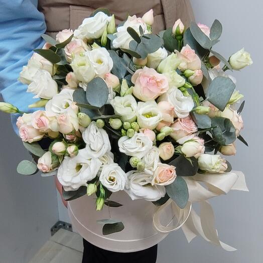 Композиция в шляпной коробочке  эустома   роза пионовидная кустовая эвкалипт