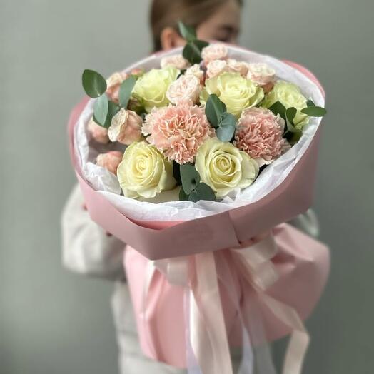 Букет из роз, эвкалипта, диантусов и кустовой розы