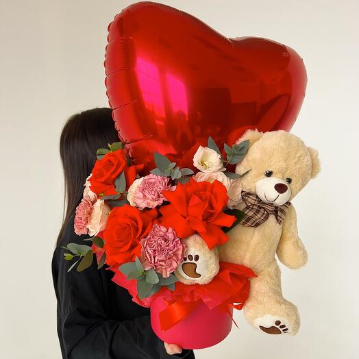Композиция с шаром ,цветами и медведем