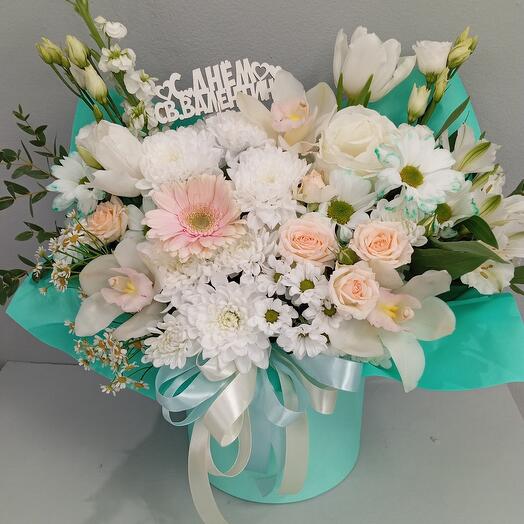 Цветы в коробке с тюльпанами