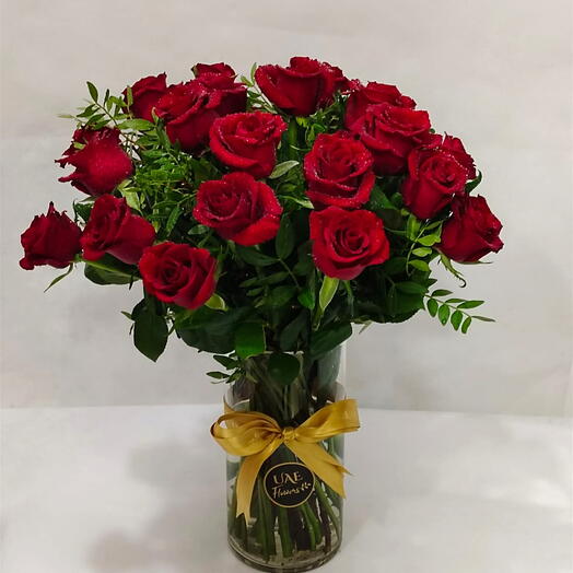 20 Stems red roses in a vase