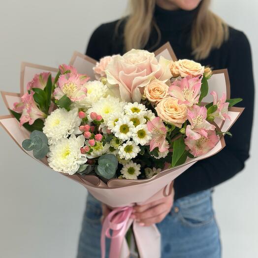 Ramo de encaje rosa con rosa de arbusto