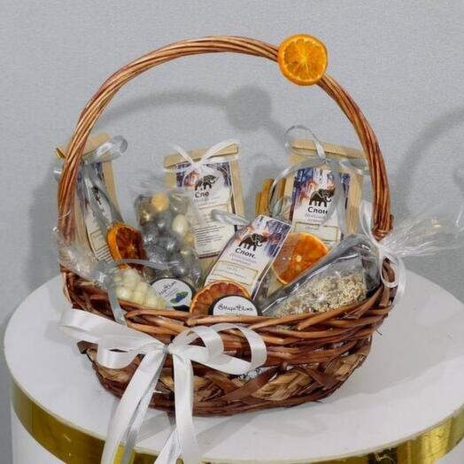 Чайная корзина с орешками в глазури