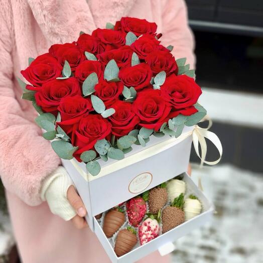 Шкатулка большая с клубникой и красными розами Romance