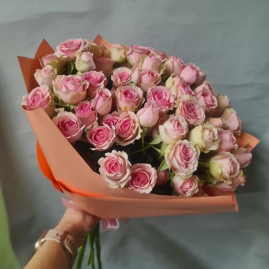 15 кустовых роз в персиковой упаковке