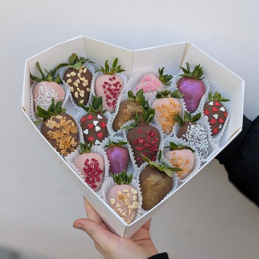 17 шоколадқа батқан құлпынай