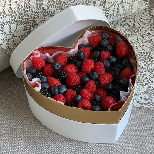 Сердце из ягод клубники, малины, ежевики, голубики / Ягоды на 8 марта подарок 🎁