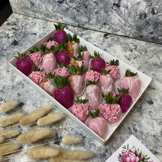 138. Клубника в розовом шоколаде