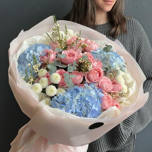 Author's bouquet of hydrangeas, bushy peony-shaped roses "French charm"