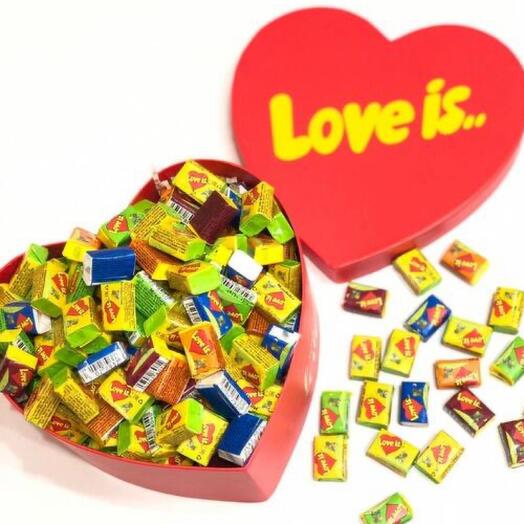 Жвачка love is лав из в подарочной коробке сердце