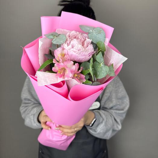 Букет с пионом «волшебный комплимент премиум»