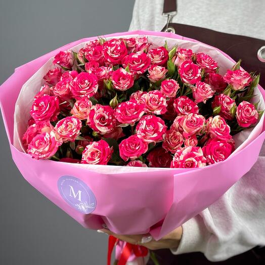 Яркие кустовые розы в пышном букете