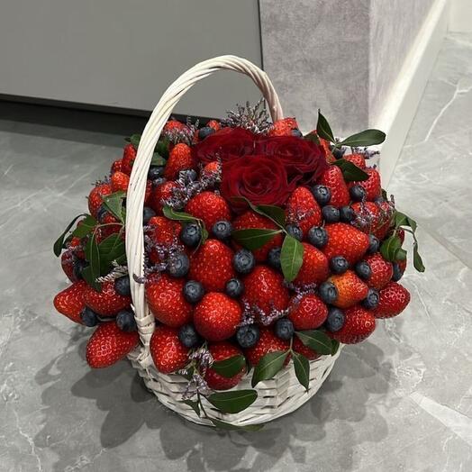 Корзина с цветами, клубникой и голубикой