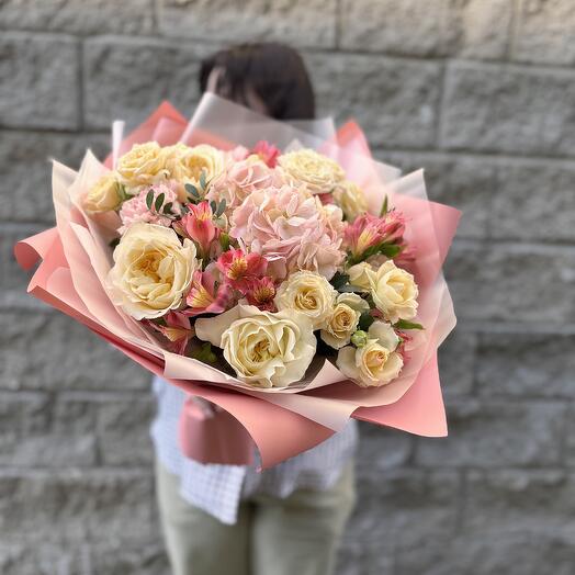 Букет «Ванильное мороженное» с гортензией, пионовидными розами