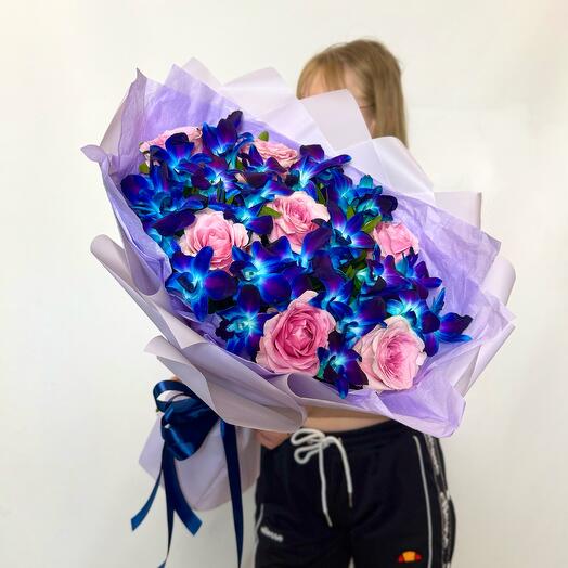 Ramo espacial con rosas y orquídeas Dendrobium