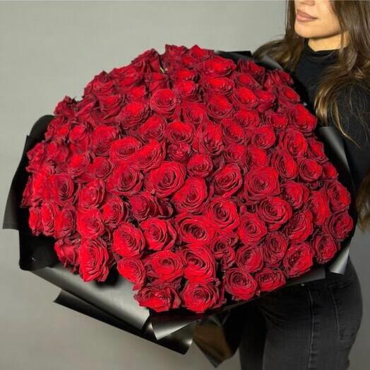 Букет из 101 элитной розы в черном оформлении