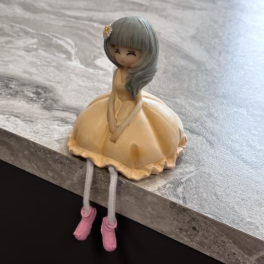 Керамическая девочка в персиковом платье