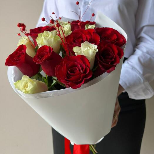 Bouquet of Kenyan roses and Flax