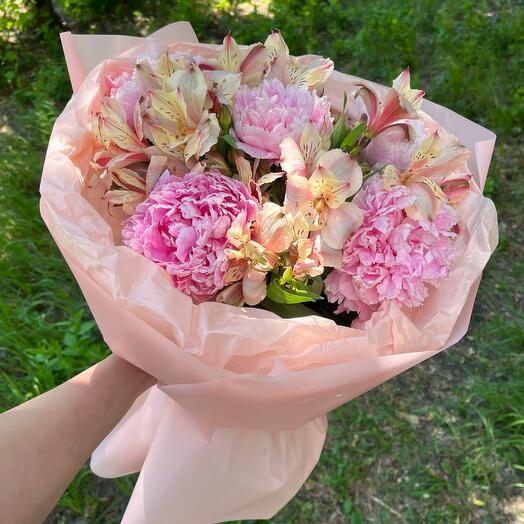 Ароматные пионы с альстромерией в букете