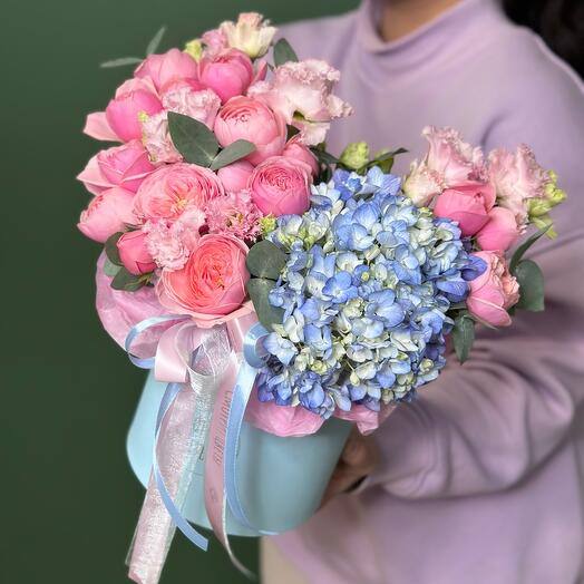 Голубая коробка с голубой гортензией ,пионовидными кустовыми розами и розовой эустомой с эвкалиптом
