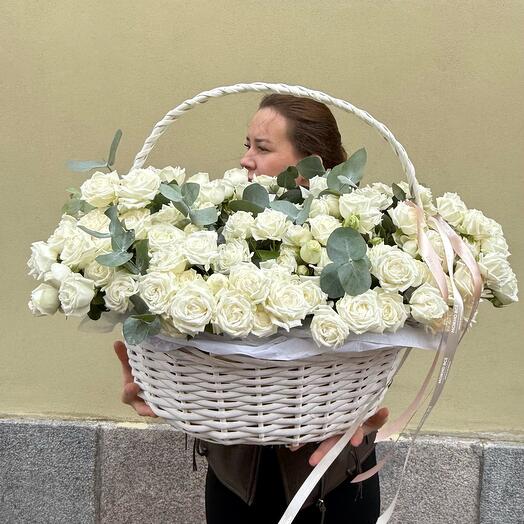 Корзина на 8 марта с 51 кустовыми белыми пионовидными розами