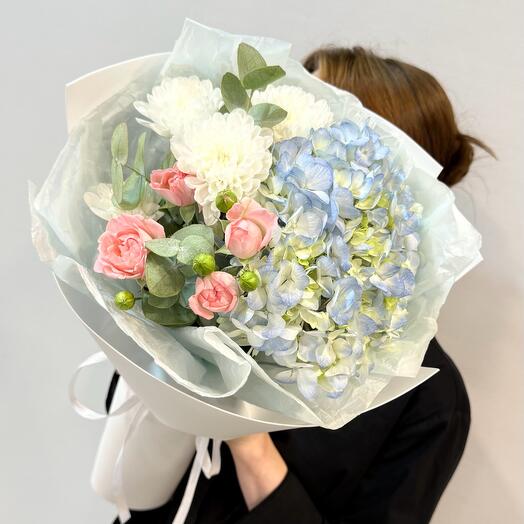 Букет голубая гортензия, кустовая хризантема и кустовая пион.роза