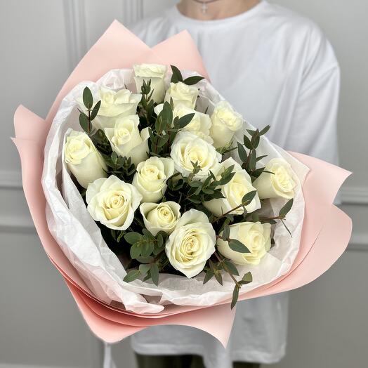 Bouquet of 15 white Kenyan roses with eucalyptus