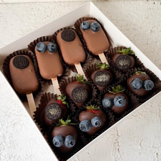 Клубника в молочном шоколаде с чизкейками орео