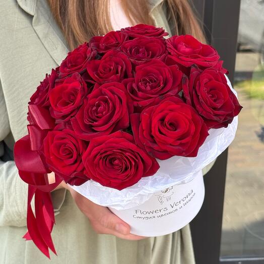 15 красных роз в коробке🌹
