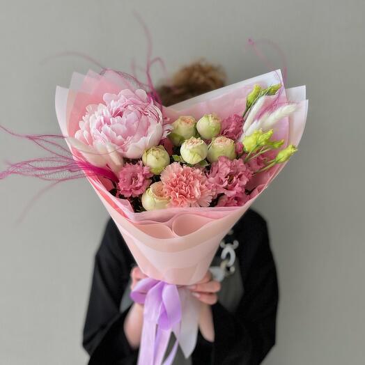 Букет с пионом Сара Бернар , кустовой розой и лизиантусом