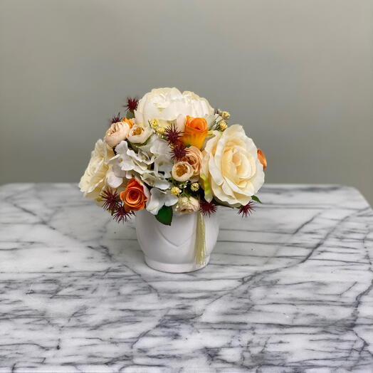 Wunderschones Arrangement in einer Vase / Beige, Orange