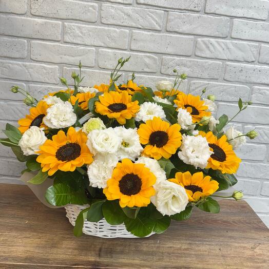 Корзина из подсолнуха и эустомы