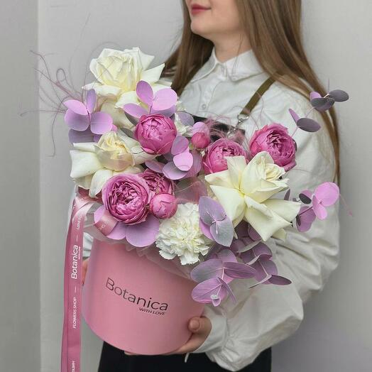 Лавандовая композиция с розами мисти баблс. Коробка 2607202511