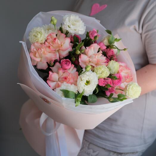 Розы и эустома