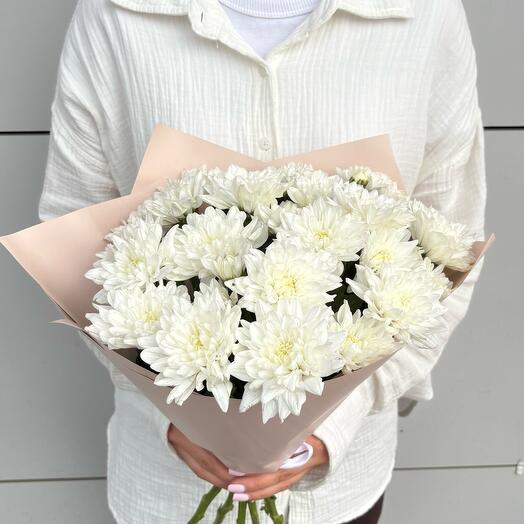 Воздушный нежный букет из белоснежных кустовых хризантем