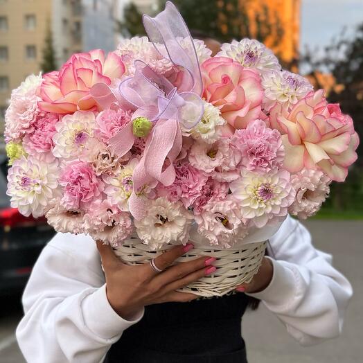 Корзина с цветами для мамы
