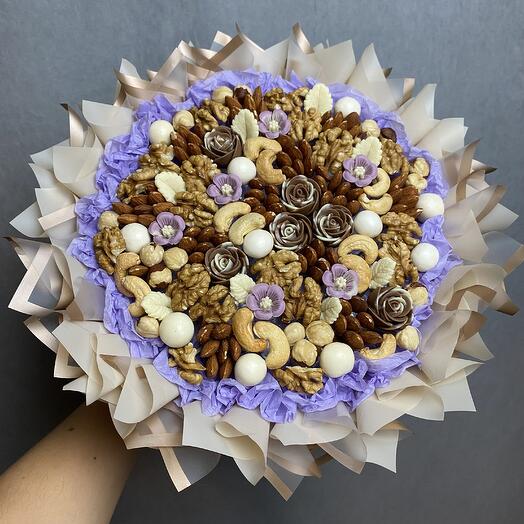Букет из шоколадных цветов и орехов